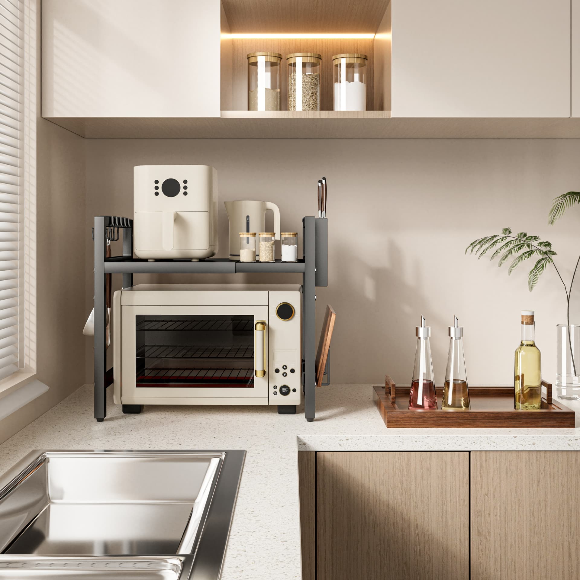 UTINEX® soporte de microondas instalado en cocina real, con airfryer, cafetera y especias organizadas en la balda superior